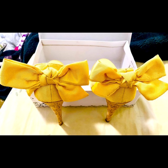 Shine bright like the Sun YELLOW PUMPS - Picture 1 of 2